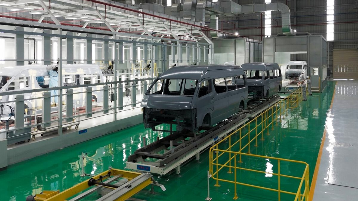Một công ty Việt xuất xưởng lô xe 16 chỗ, lập tức bàn giao trăm chiếc: 'Đại bản doanh' 600ha đặt tại Huế - Ảnh 1