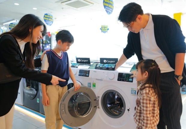 Máy giặt ngày nay tiêu tốn chỉ 200 đồng/lần giặt, giá bán từ vài triệu đồng, bạn còn muốn duy trì thói quen giặt tay nữa không? - Ảnh 1