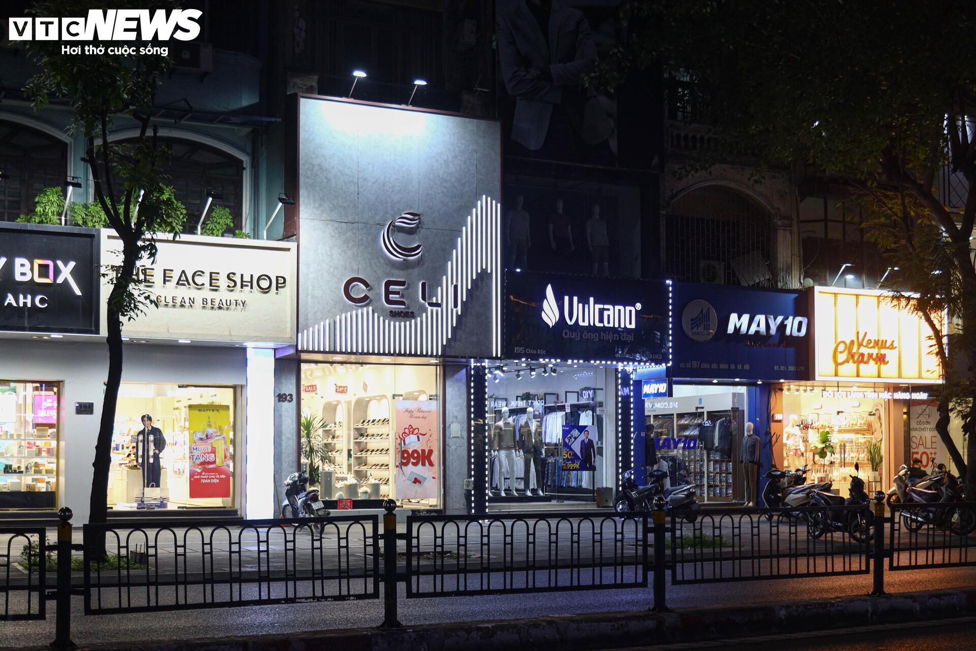 Khách thờ ơ mua sắm, cửa hàng vắng ngắt trước ngày hội siêu giảm giá 11/11 - Ảnh 4