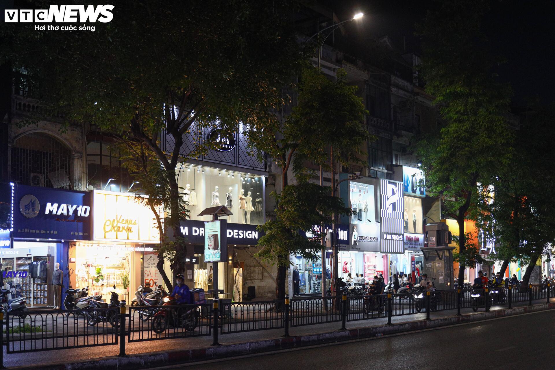 Khách thờ ơ mua sắm, cửa hàng vắng ngắt trước ngày hội siêu giảm giá 11/11 - Ảnh 1