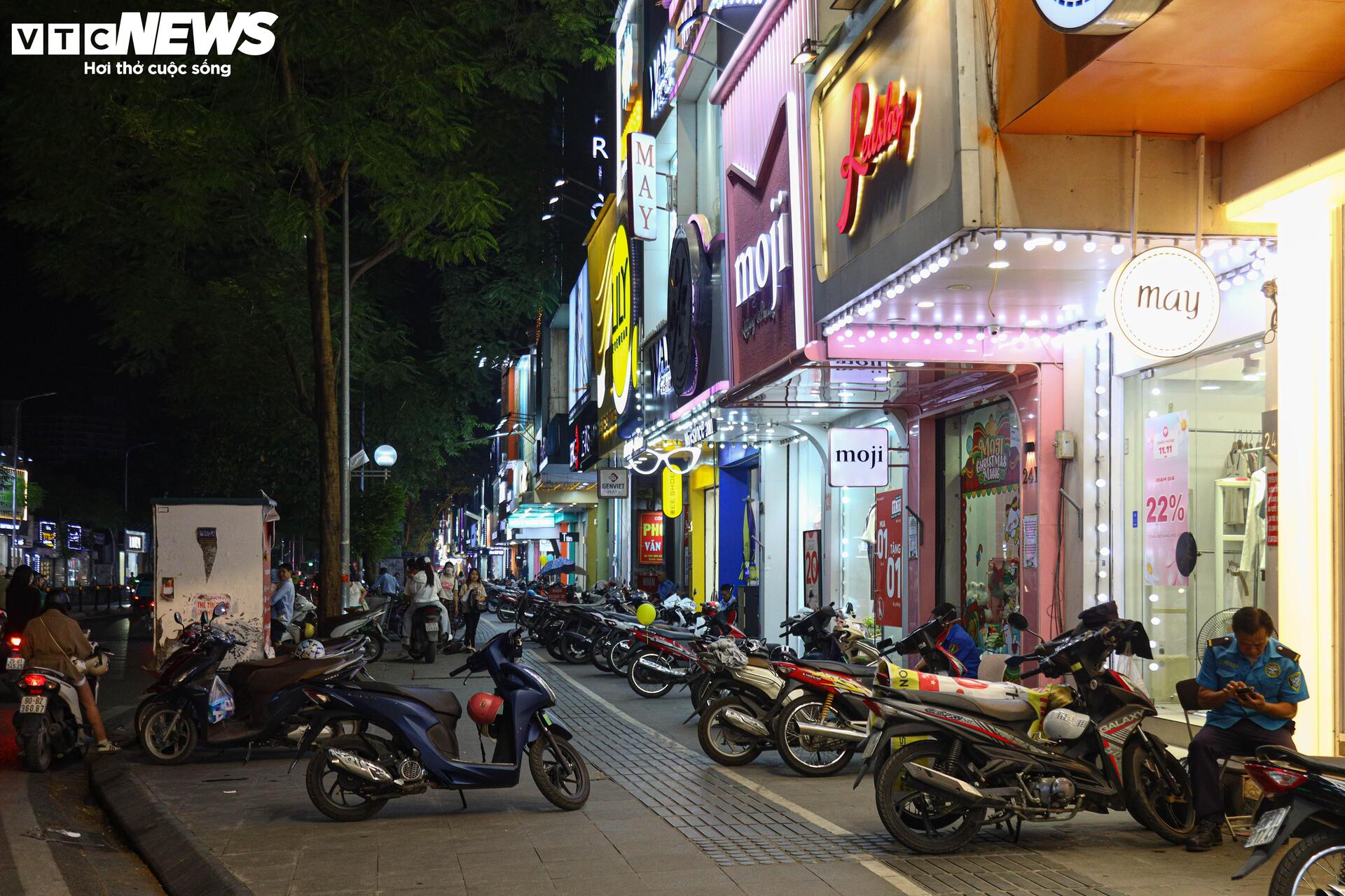 Khách thờ ơ mua sắm, cửa hàng vắng ngắt trước ngày hội siêu giảm giá 11/11 - Ảnh 2