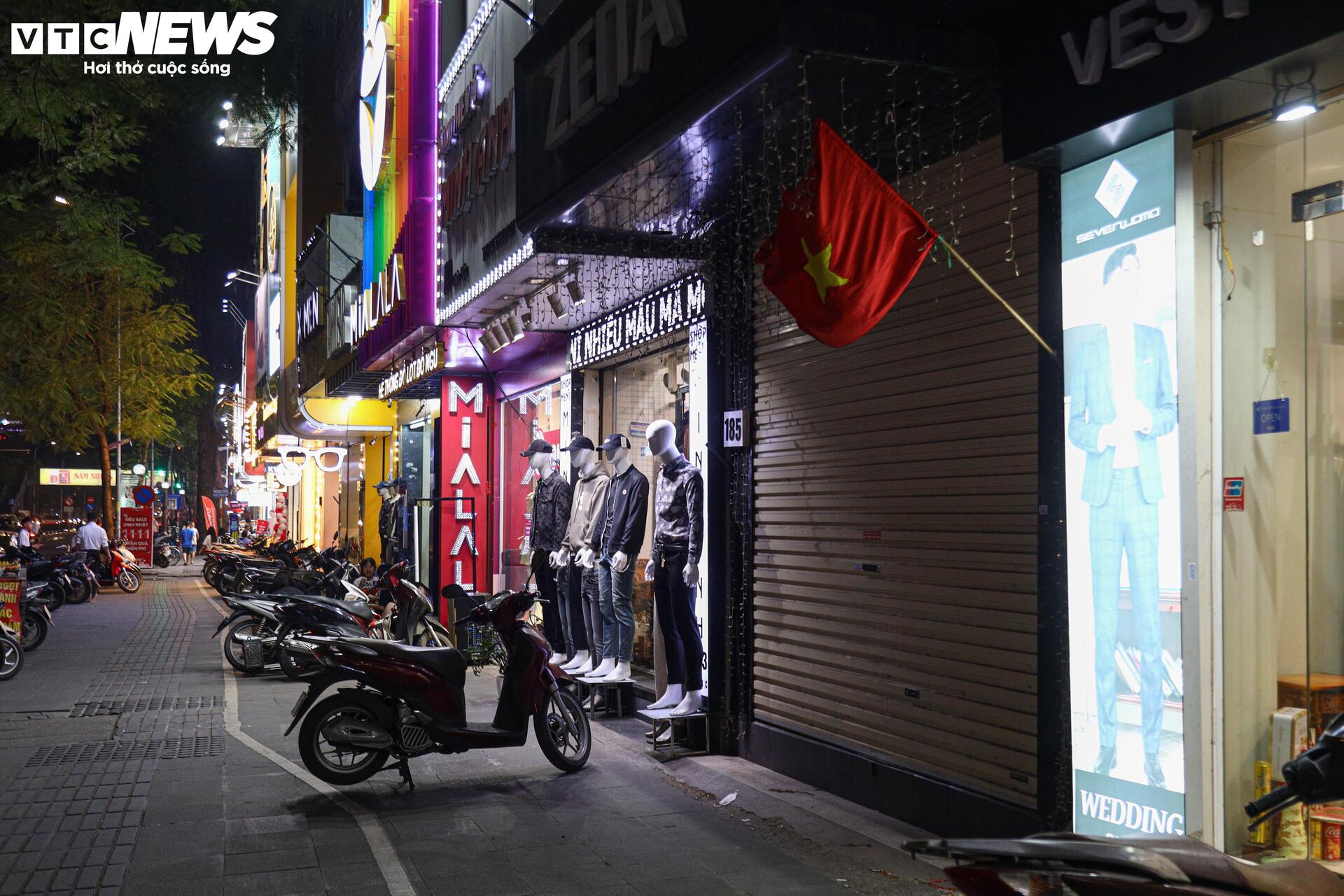 Khách thờ ơ mua sắm, cửa hàng vắng ngắt trước ngày hội siêu giảm giá 11/11 - Ảnh 5