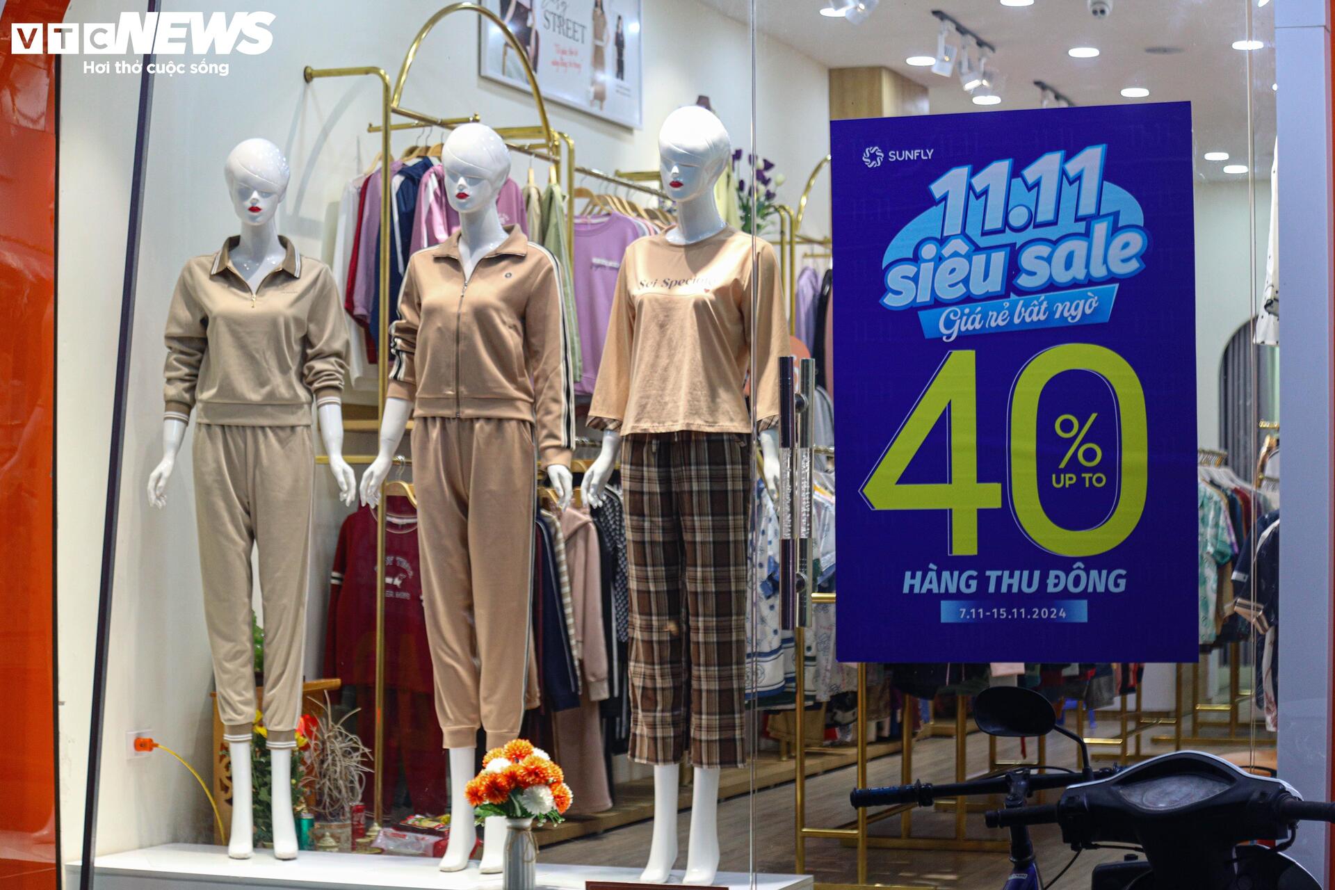 Khách thờ ơ mua sắm, cửa hàng vắng ngắt trước ngày hội siêu giảm giá 11/11 - Ảnh 6