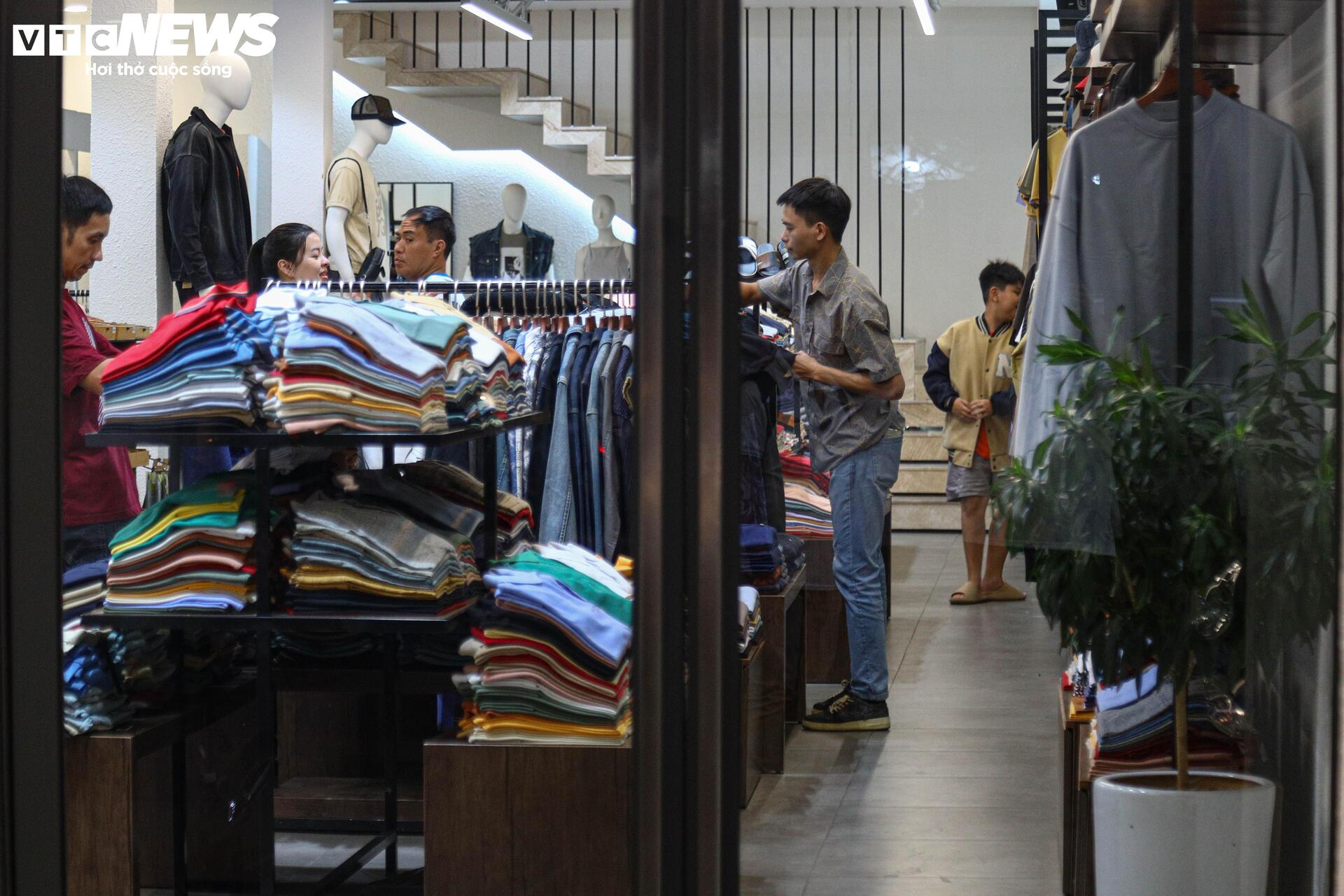 Khách thờ ơ mua sắm, cửa hàng vắng ngắt trước ngày hội siêu giảm giá 11/11 - Ảnh 10