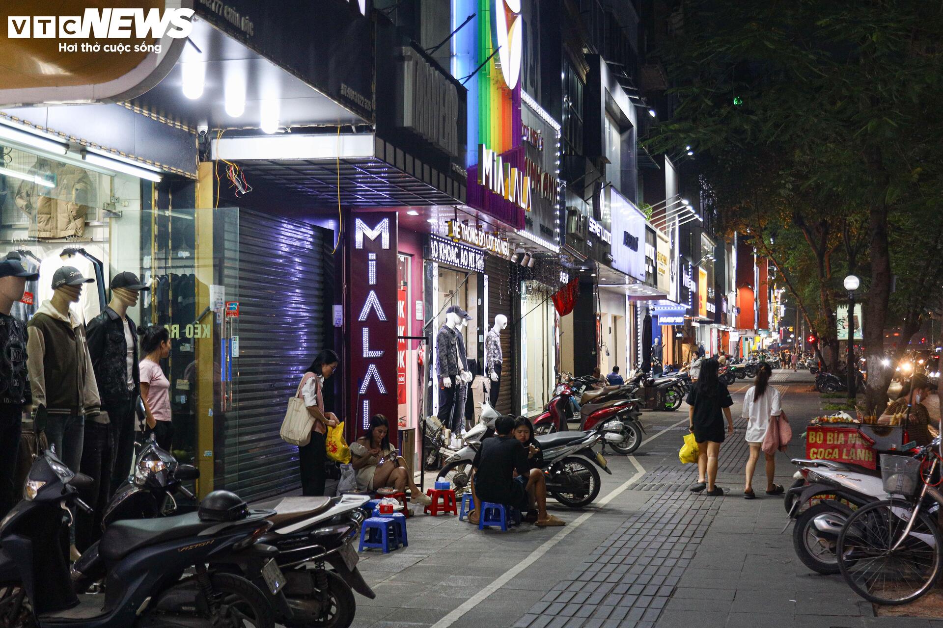 Khách thờ ơ mua sắm, cửa hàng vắng ngắt trước ngày hội siêu giảm giá 11/11 - Ảnh 3