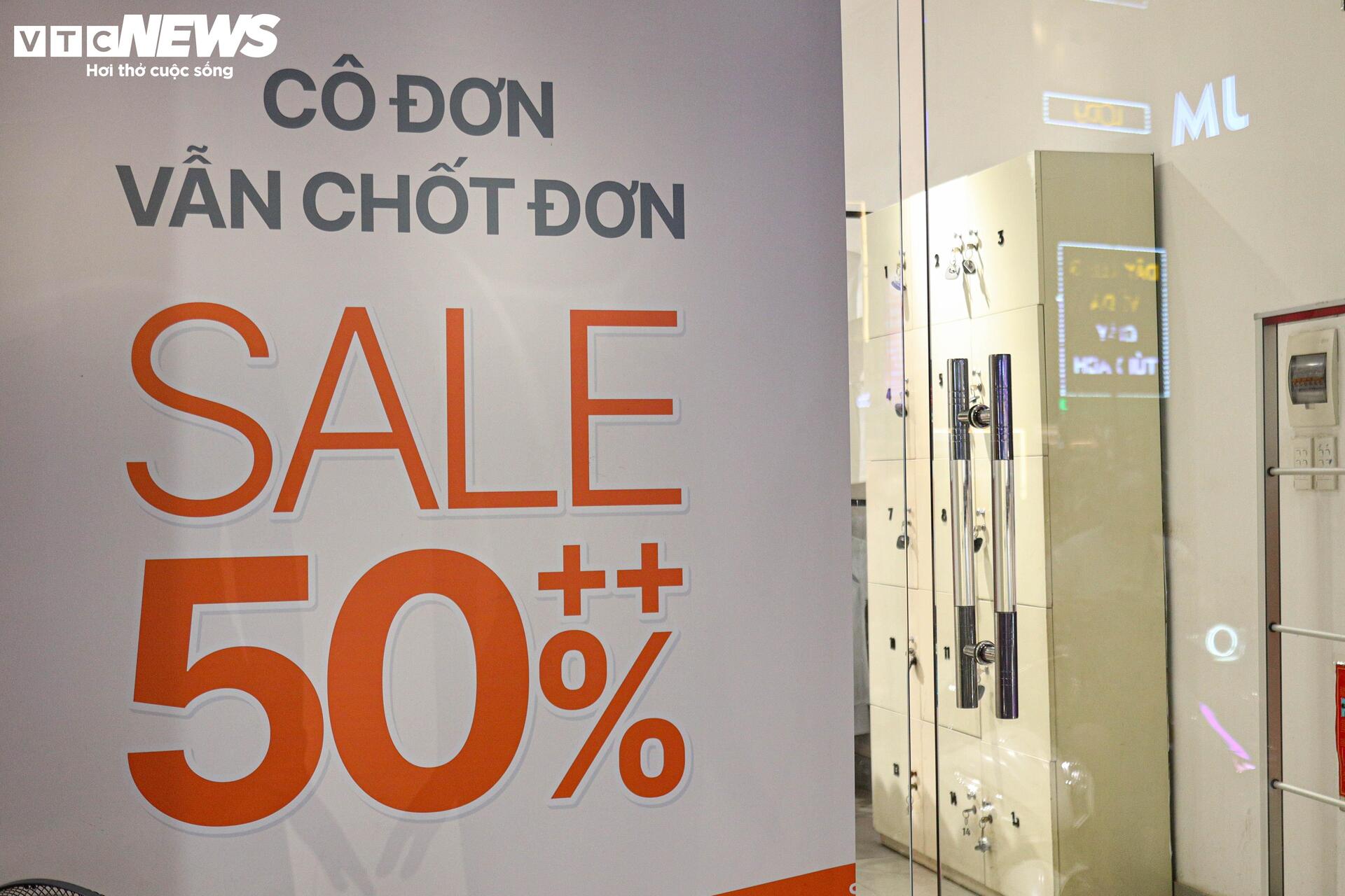 Khách thờ ơ mua sắm, cửa hàng vắng ngắt trước ngày hội siêu giảm giá 11/11 - Ảnh 9