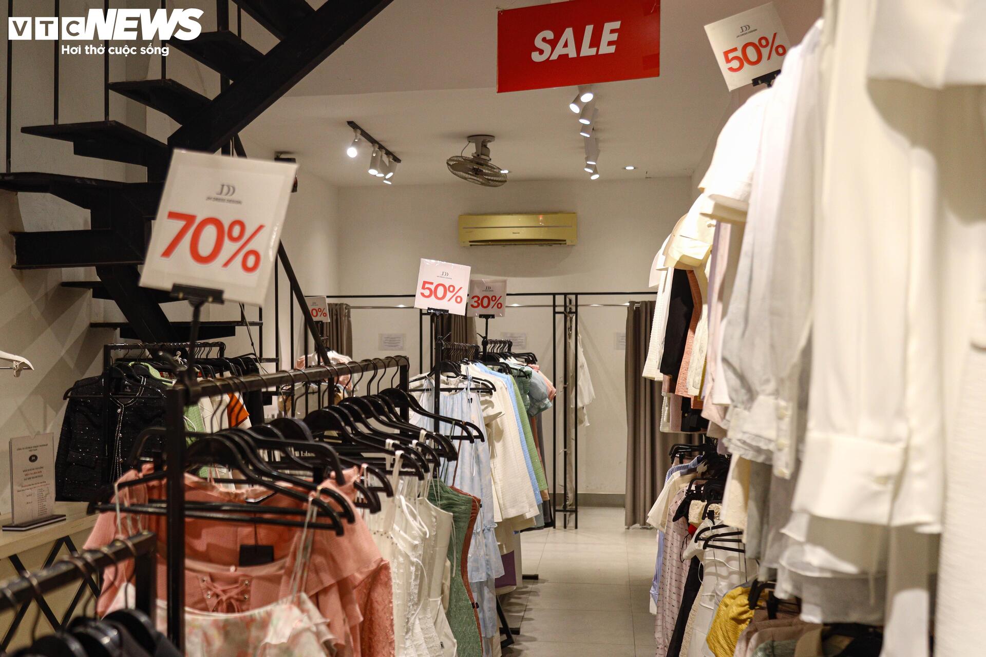 Khách thờ ơ mua sắm, cửa hàng vắng ngắt trước ngày hội siêu giảm giá 11/11 - Ảnh 11