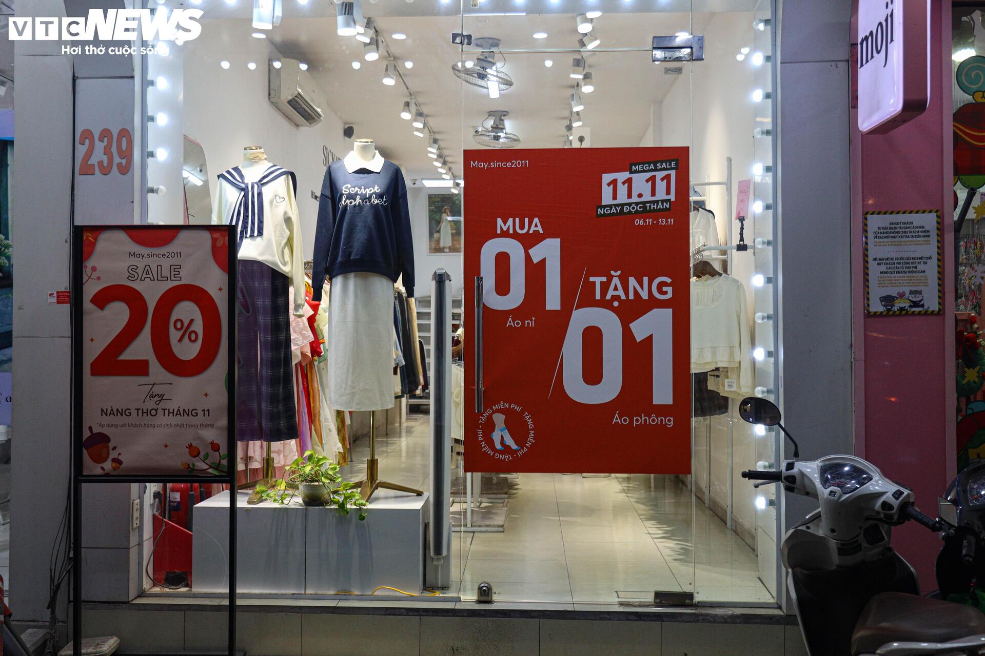 Khách thờ ơ mua sắm, cửa hàng vắng ngắt trước ngày hội siêu giảm giá 11/11 - Ảnh 7