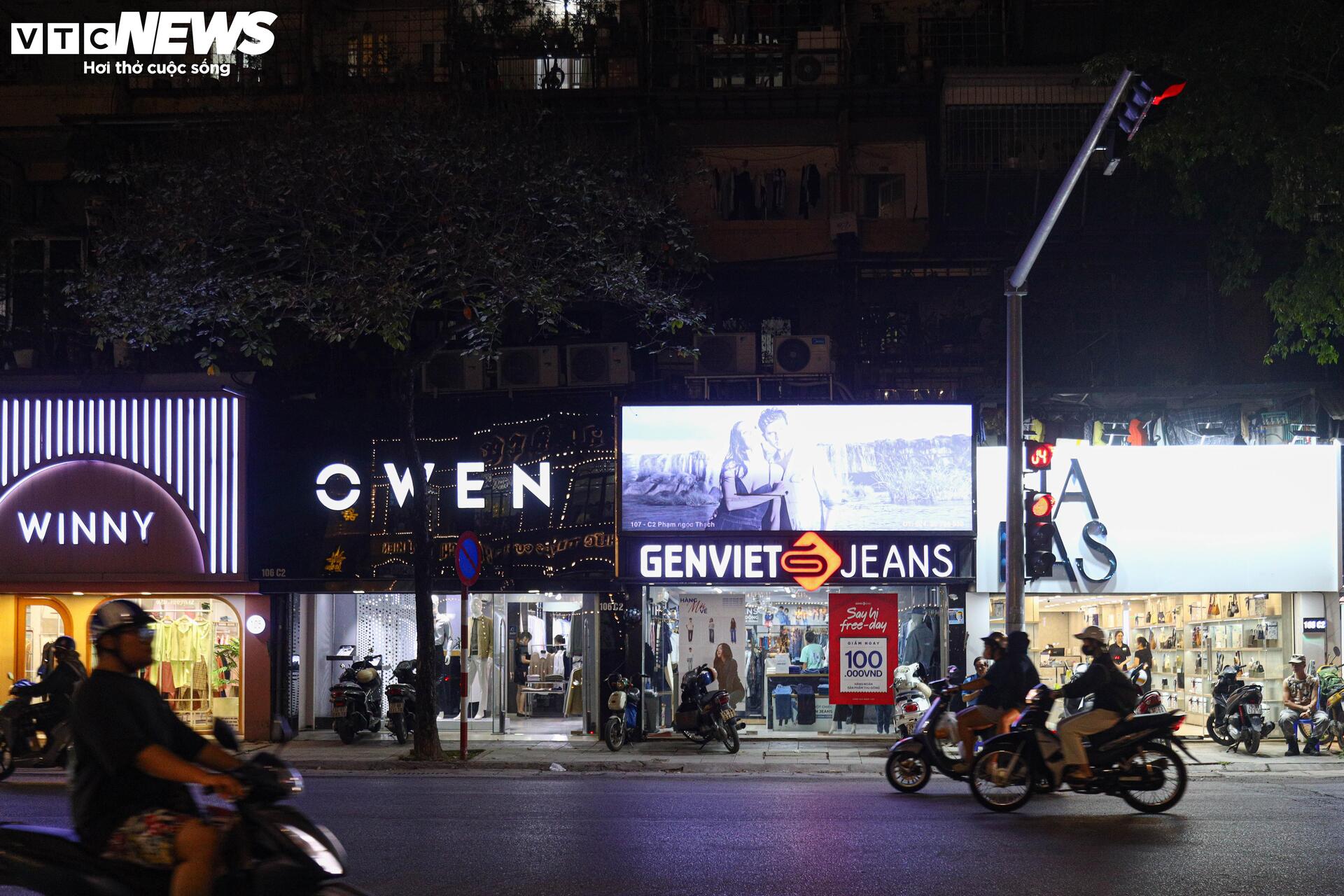 Khách thờ ơ mua sắm, cửa hàng vắng ngắt trước ngày hội siêu giảm giá 11/11 - Ảnh 12