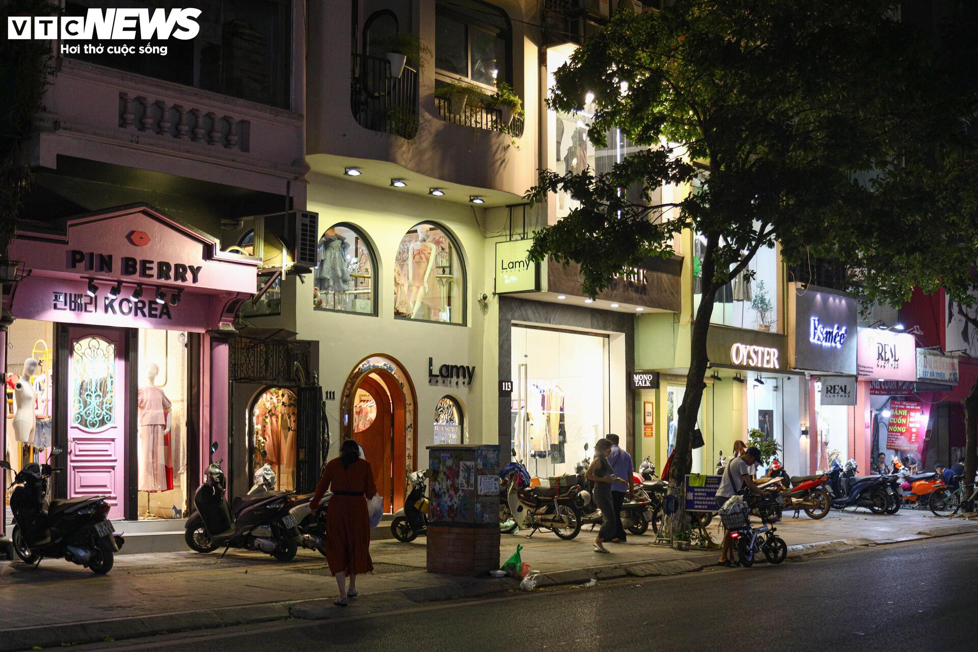 Khách thờ ơ mua sắm, cửa hàng vắng ngắt trước ngày hội siêu giảm giá 11/11 - Ảnh 13