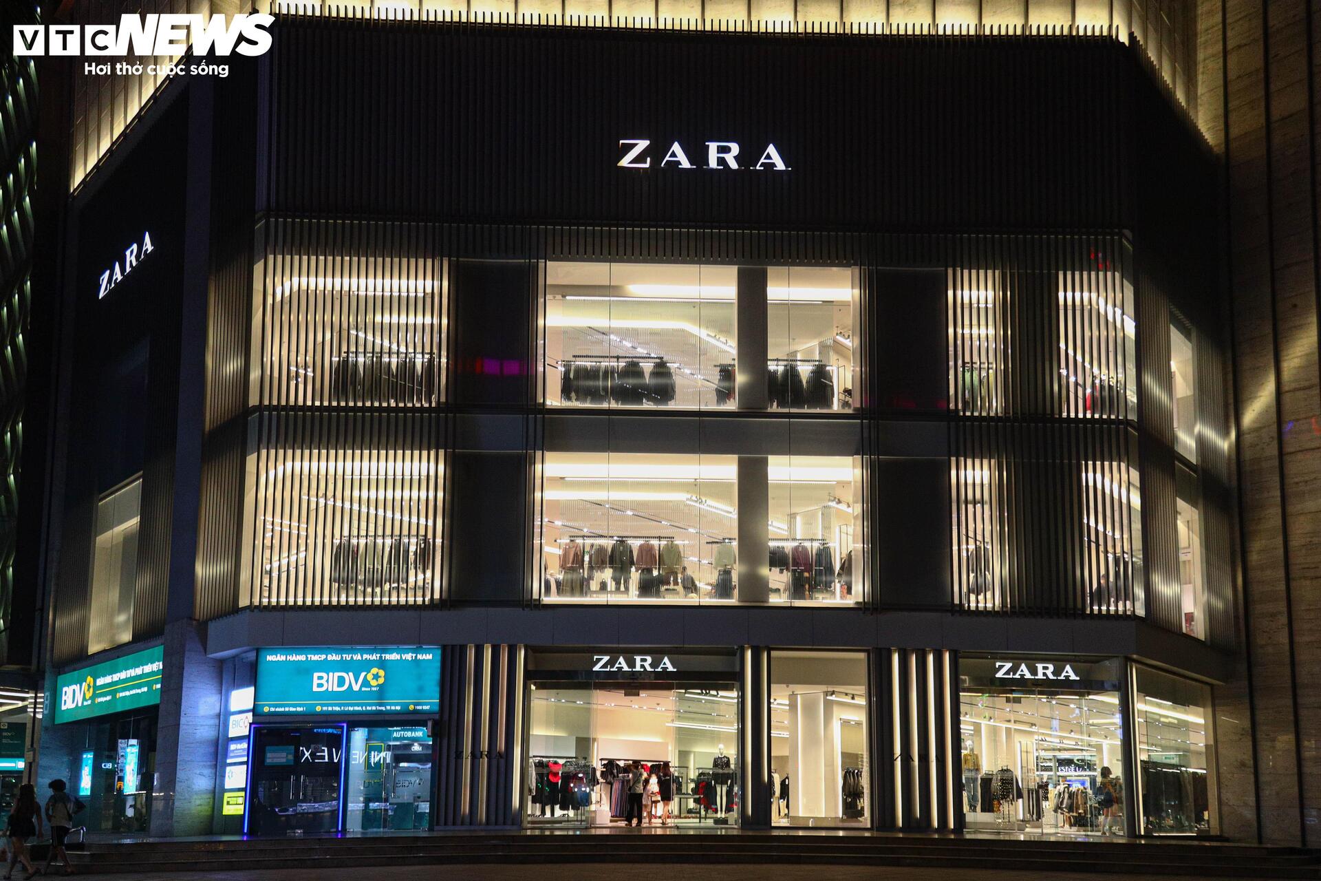 Khách thờ ơ mua sắm, cửa hàng vắng ngắt trước ngày hội siêu giảm giá 11/11 - Ảnh 14