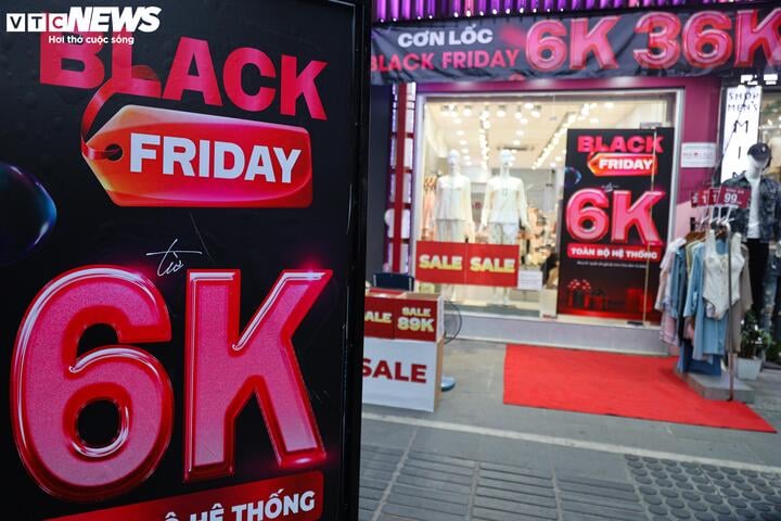 Cửa hàng ở Hà Nội giảm giá 'đỉnh nóc, kịch trần' tới 90% nhân Black Friday - Ảnh 1
