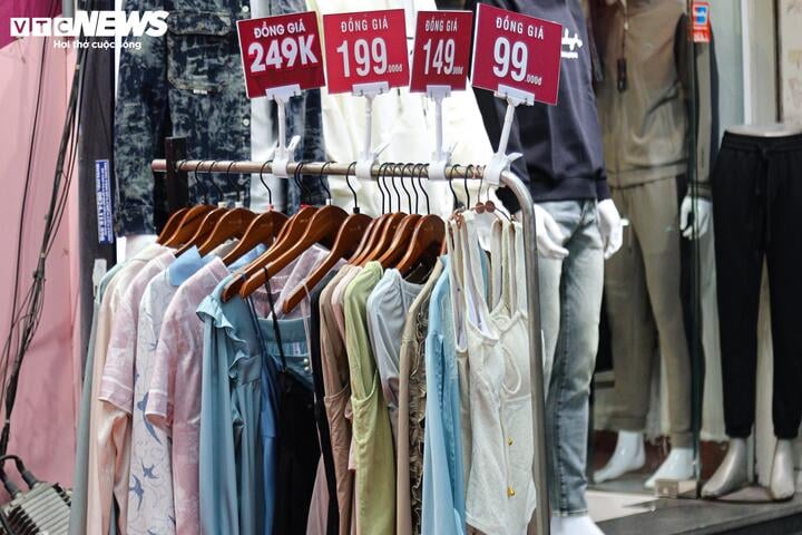 Cửa hàng ở Hà Nội giảm giá 'đỉnh nóc, kịch trần' tới 90% nhân Black Friday - Ảnh 7