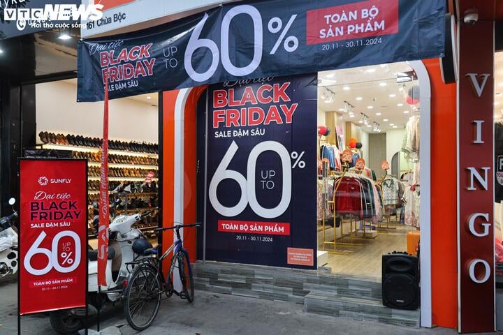 Cửa hàng ở Hà Nội giảm giá 'đỉnh nóc, kịch trần' tới 90% nhân Black Friday - Ảnh 4