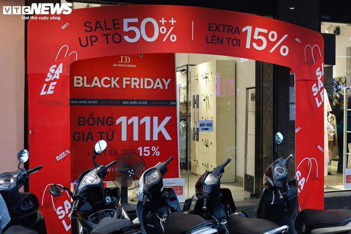 Cửa hàng ở Hà Nội giảm giá 'đỉnh nóc, kịch trần' tới 90% nhân Black Friday - Ảnh 5