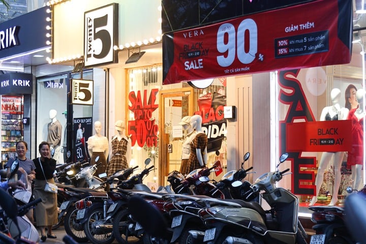 Cửa hàng ở Hà Nội giảm giá 'đỉnh nóc, kịch trần' tới 90% nhân Black Friday - Ảnh 3