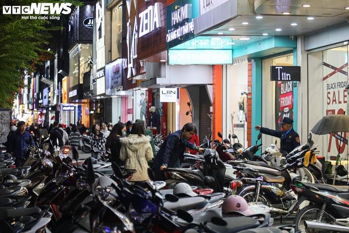 Khách không còn chen lấn mua hàng Black Friday, cửa hàng hết cảnh 'thất thủ' - Ảnh 2