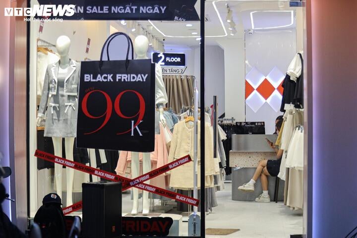 Khách không còn chen lấn mua hàng Black Friday, cửa hàng hết cảnh 'thất thủ' - Ảnh 6