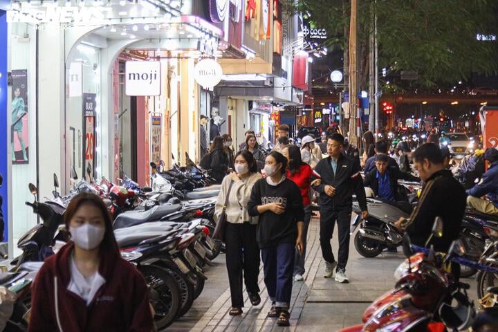 Khách không còn chen lấn mua hàng Black Friday, cửa hàng hết cảnh 'thất thủ' - Ảnh 1