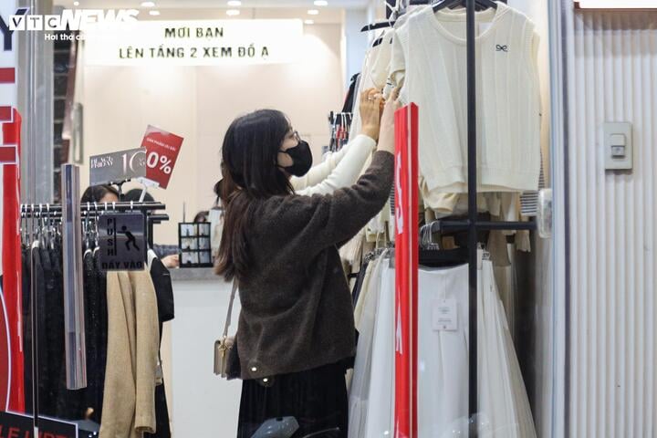 Khách không còn chen lấn mua hàng Black Friday, cửa hàng hết cảnh 'thất thủ' - Ảnh 9