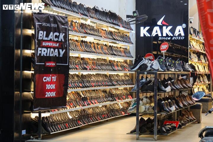 Khách không còn chen lấn mua hàng Black Friday, cửa hàng hết cảnh 'thất thủ' - Ảnh 7