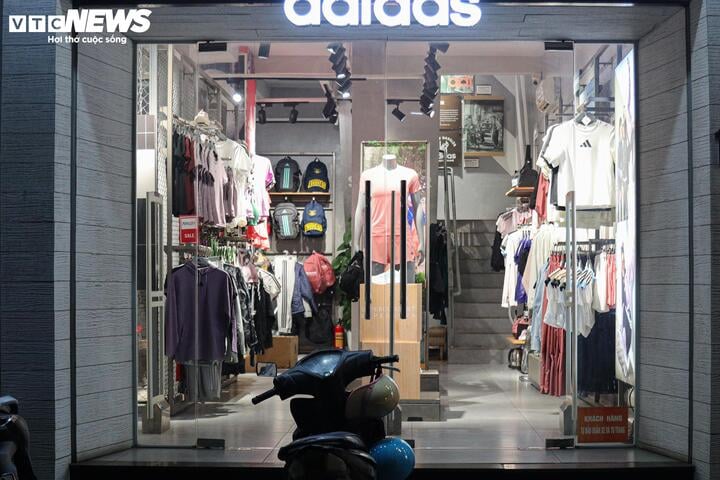 Khách không còn chen lấn mua hàng Black Friday, cửa hàng hết cảnh 'thất thủ' - Ảnh 8