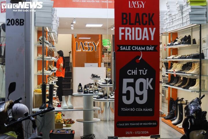 Khách không còn chen lấn mua hàng Black Friday, cửa hàng hết cảnh 'thất thủ' - Ảnh 14