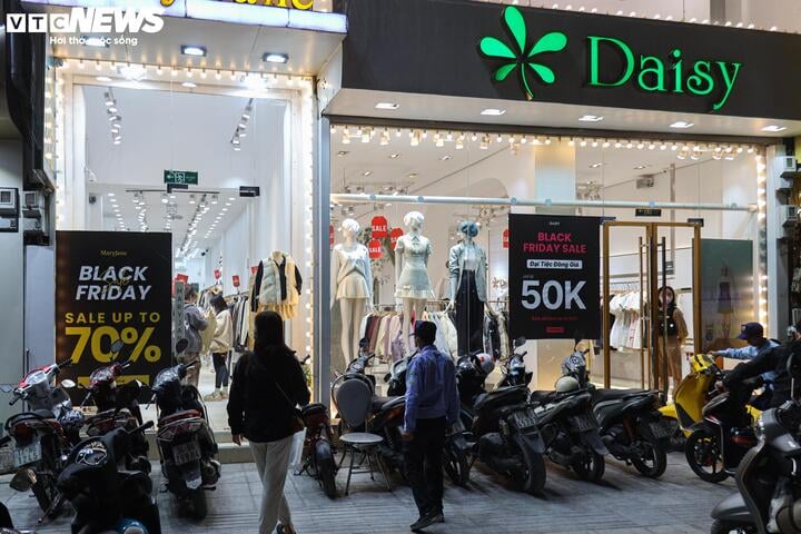 Khách không còn chen lấn mua hàng Black Friday, cửa hàng hết cảnh 'thất thủ' - Ảnh 13