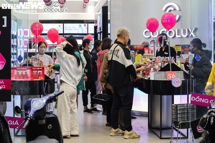 Khách không còn chen lấn mua hàng Black Friday, cửa hàng hết cảnh 'thất thủ' - Ảnh 15