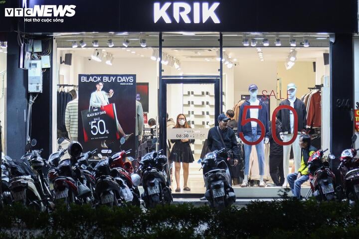 Khách không còn chen lấn mua hàng Black Friday, cửa hàng hết cảnh 'thất thủ' - Ảnh 11
