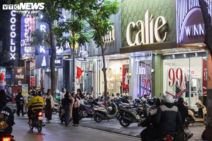 Khách không còn chen lấn mua hàng Black Friday, cửa hàng hết cảnh 'thất thủ' - Ảnh 10