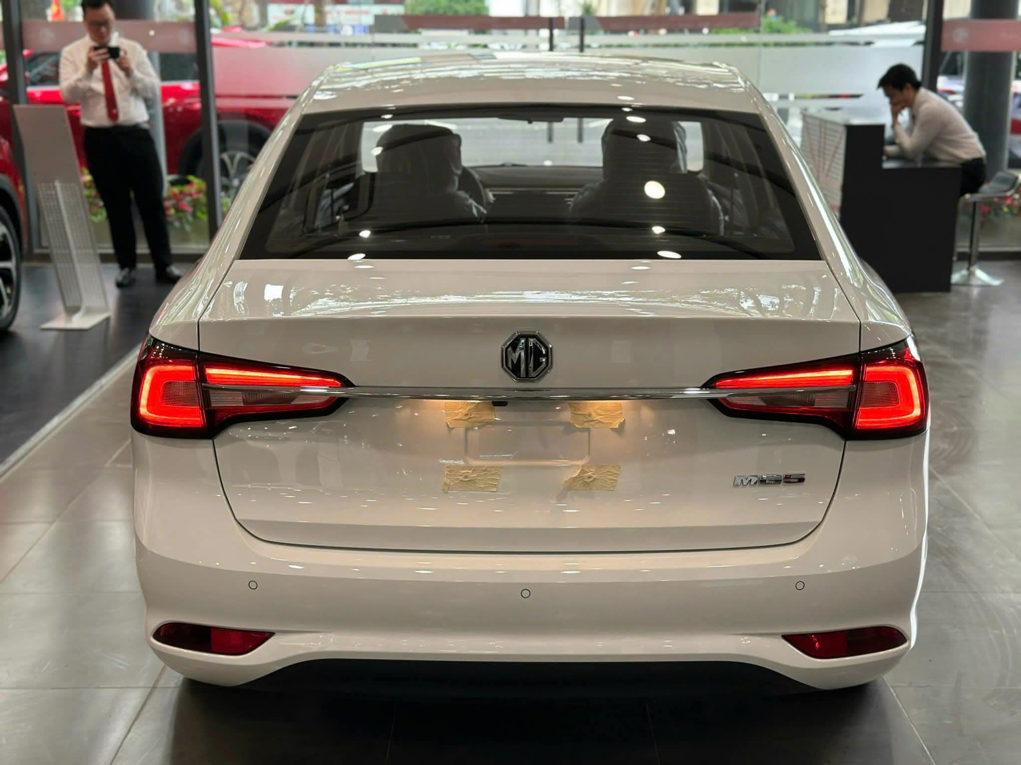 MG5 giảm giá ‘kịch sàn’ còn 295 triệu tại đại lý: Rẻ hơn 2 chiếc SH, là xe mới nhưng khách mua phải đánh đổi một điều - Ảnh 2