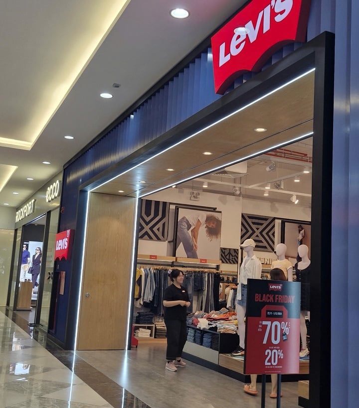 Người TP.HCM đổ xô đi săn hàng Black Friday sớm - Ảnh 1