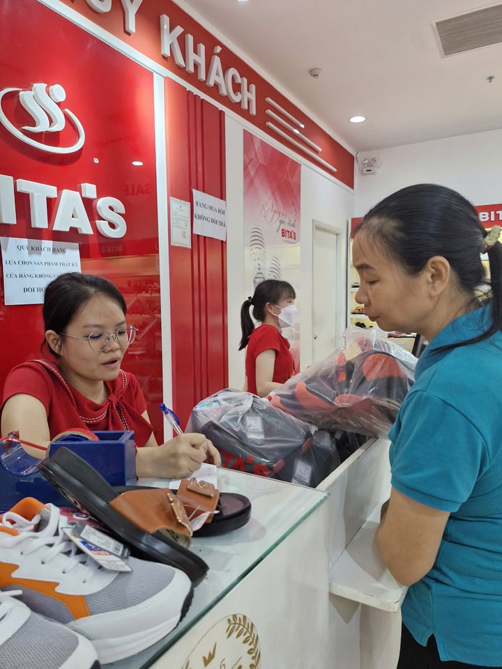 Người TP.HCM đổ xô đi săn hàng Black Friday sớm - Ảnh 2