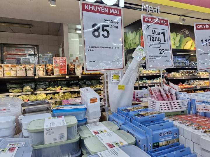 Người TP.HCM đổ xô đi săn hàng Black Friday sớm - Ảnh 4