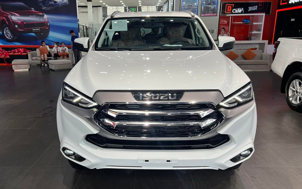 Isuzu mu-X giảm giá còn hơn 760 triệu tại đại lý: Cùng cỡ Fortuner nhưng rẻ ngang Yaris Cross, cơ hội thoát nhóm bán ít nhất cuối năm - Ảnh 1
