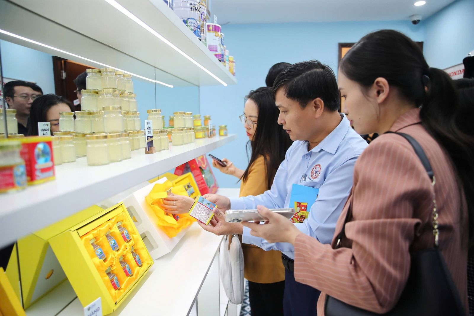 Sản xuất nước yến giả hàng loạt, thích tem nhãn mác gì dán vào sau - Ảnh 1