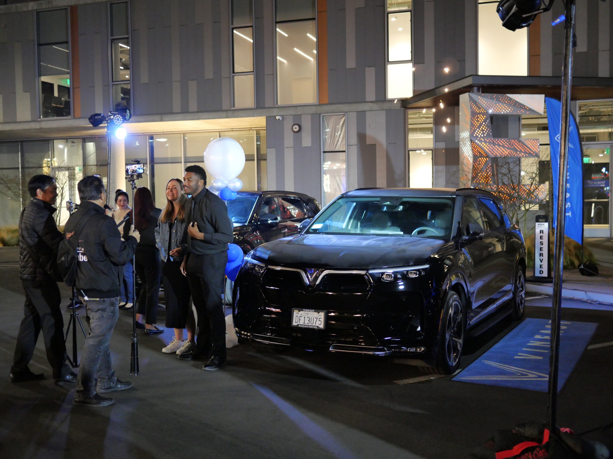 Sau VF 8, VinFast chính thức bàn giao những chiếc VF 9 đầu tiên đến khách hàng tại Mỹ - Ảnh 3
