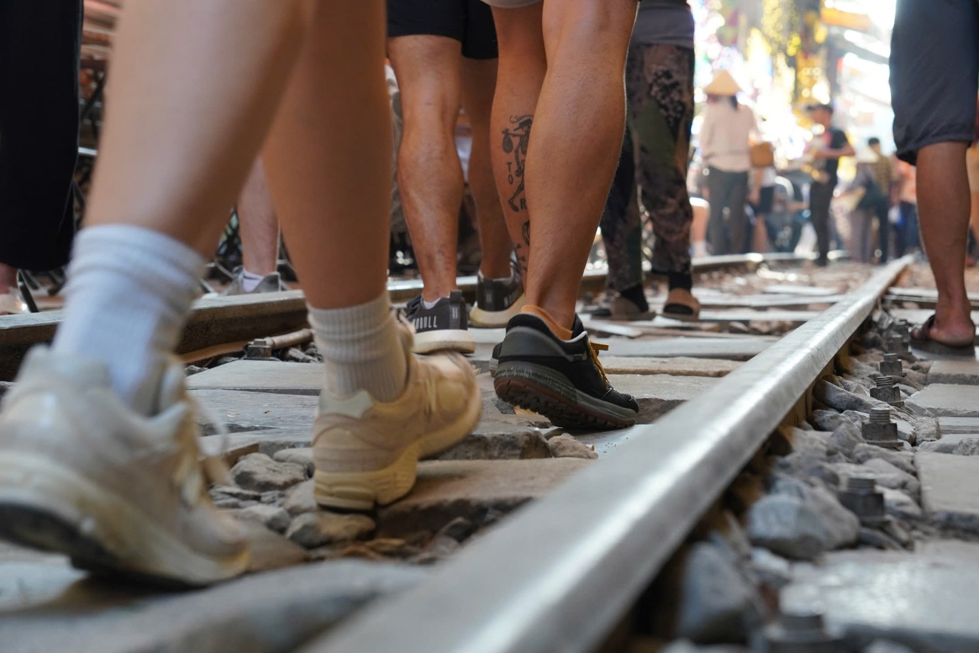 Hà Nội: Cà phê phố đường tàu vẫn "mọc lên như nấm" bất chấp lệnh cấm - Ảnh 3