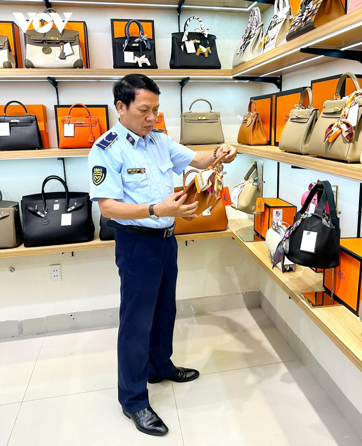 Đà Nẵng: phát hiện 2 cửa hàng bán hàng giả mạo nhãn hiệu nổi tiếng - Ảnh 1