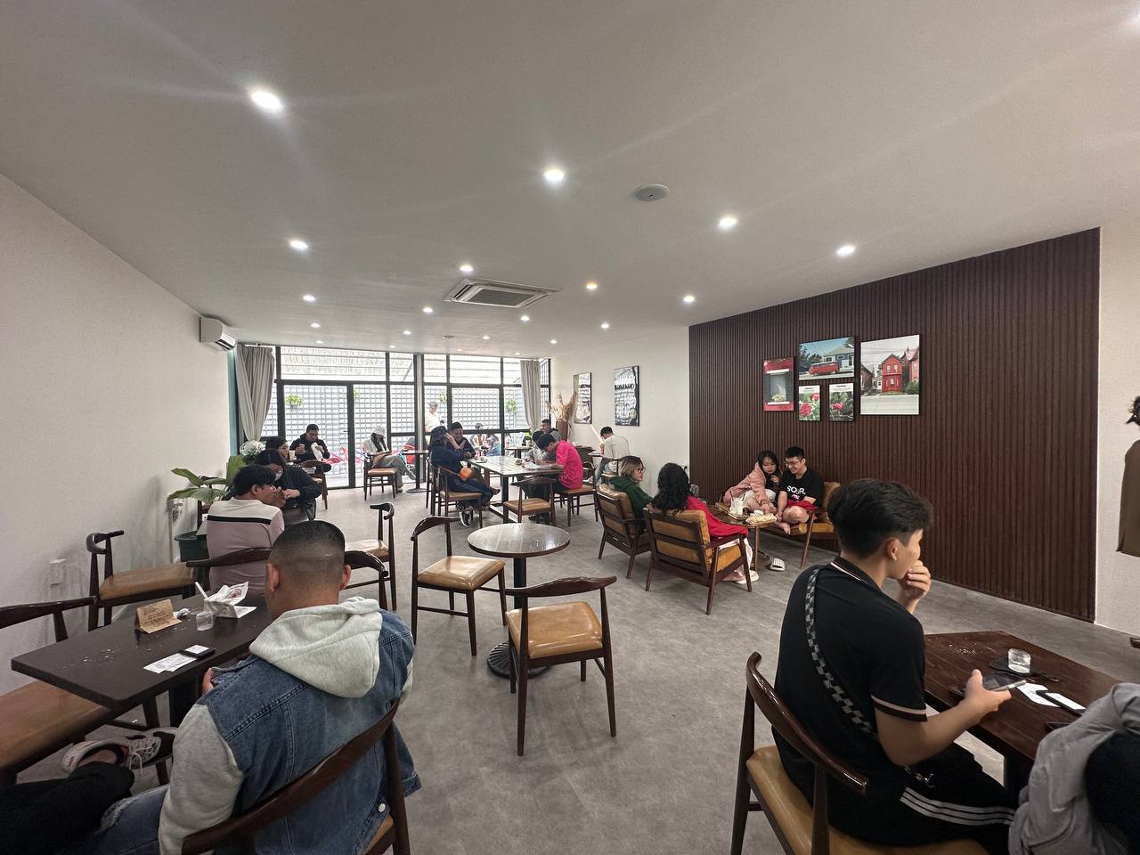 Ngay lúc này: Dòng người xếp hàng dài tại bánh mì PewPew vừa khai trương ở Hà Nội, sẵn sàng chờ cả tiếng để mua - Ảnh 9