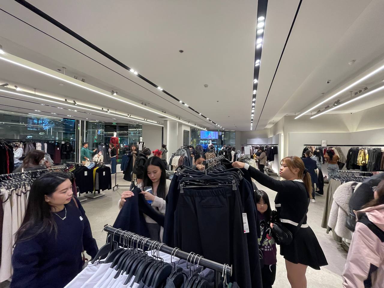 Chuyện gì đang xảy ra với các cửa hàng Black Friday ở Hà Nội? - Ảnh 7