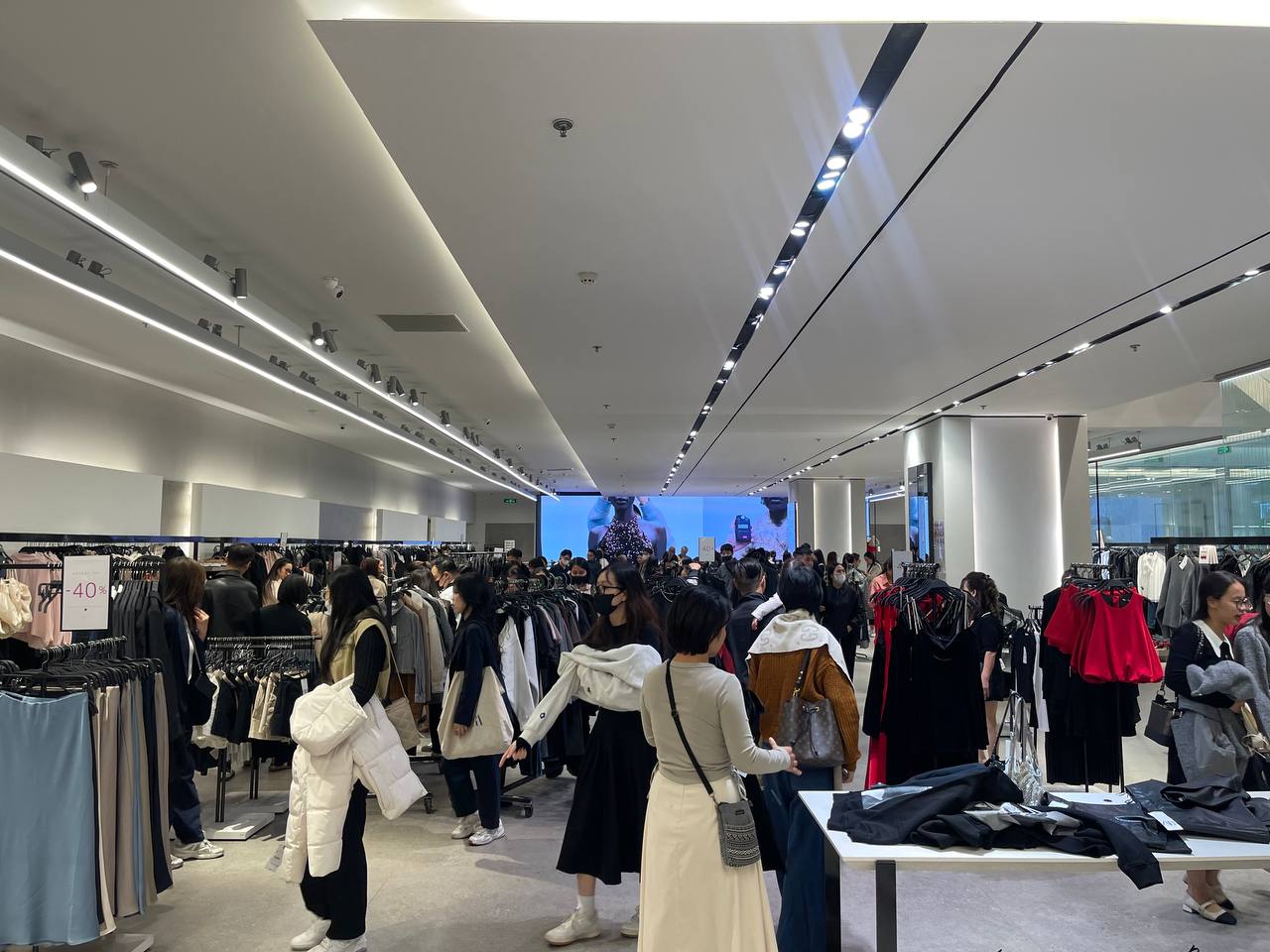 Chuyện gì đang xảy ra với các cửa hàng Black Friday ở Hà Nội? - Ảnh 6