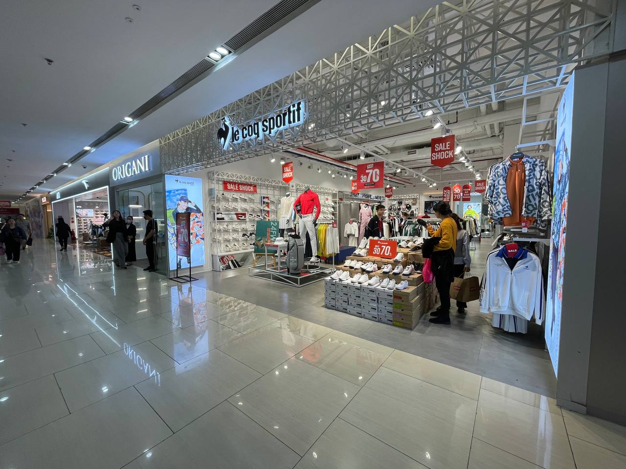 Chuyện gì đang xảy ra với các cửa hàng Black Friday ở Hà Nội? - Ảnh 12