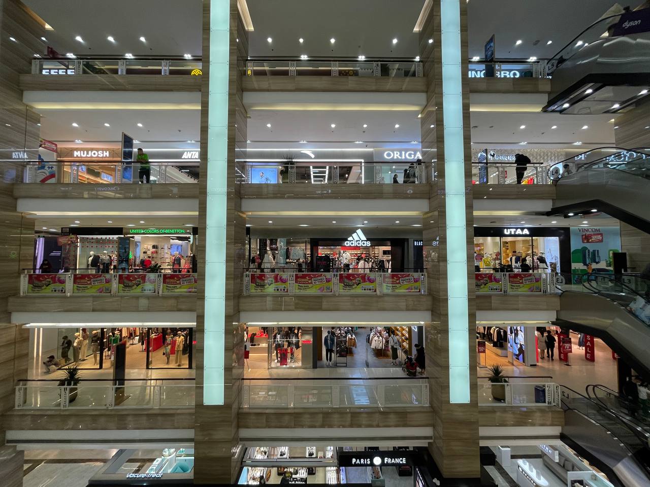 Chuyện gì đang xảy ra với các cửa hàng Black Friday ở Hà Nội? - Ảnh 1