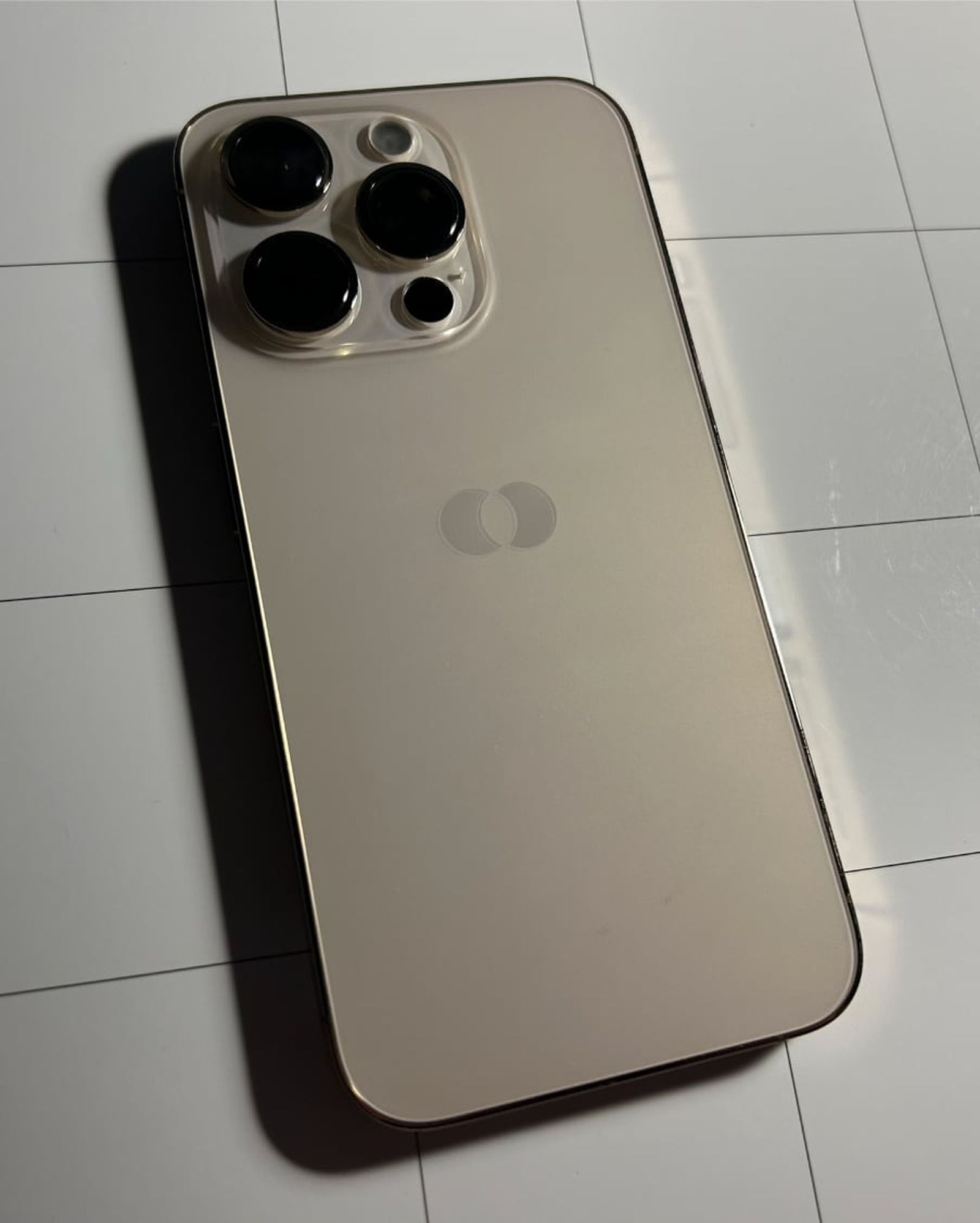 Xuất hiện mẫu thử iPhone siêu hiếm, không có cả logo "quả táo" - Ảnh 1