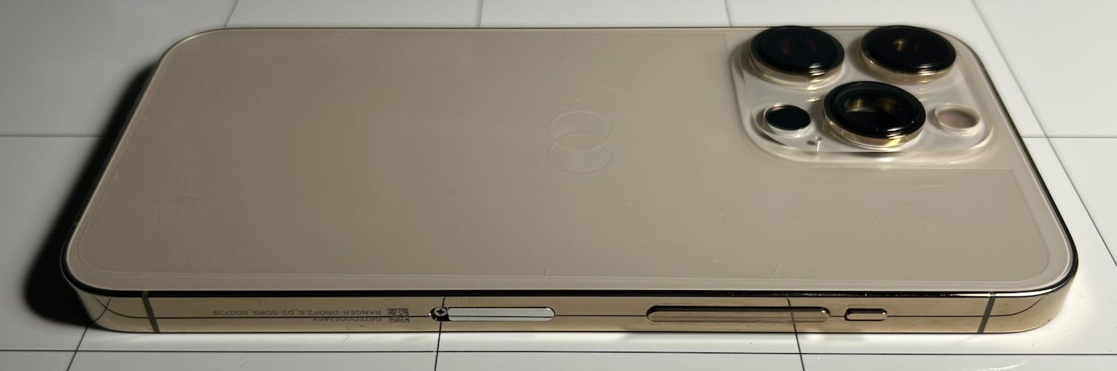 Xuất hiện mẫu thử iPhone siêu hiếm, không có cả logo "quả táo" - Ảnh 2