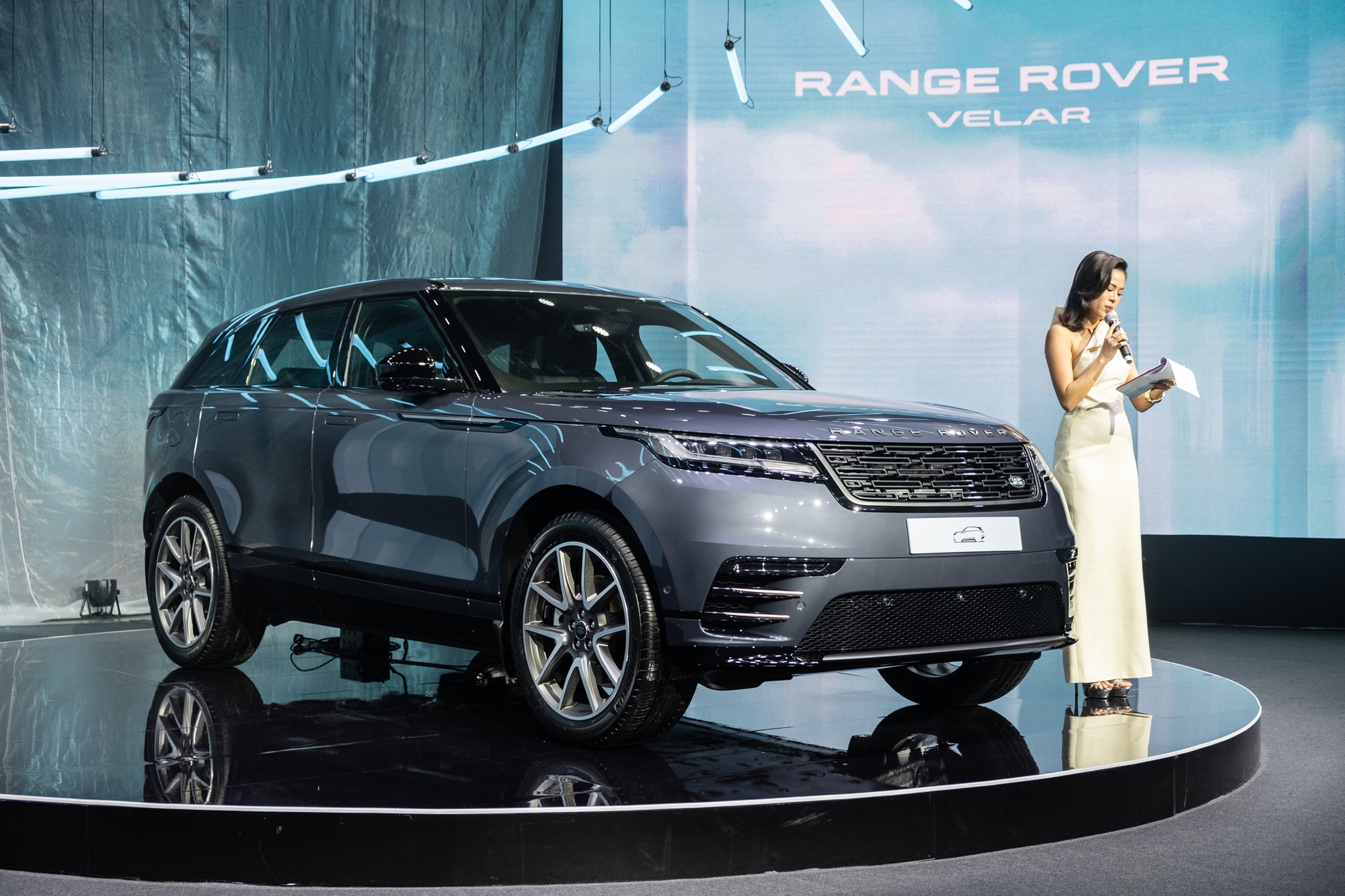 Range Rover Velar 2025 ra mắt Việt Nam: Giá từ hơn 3,7 tỷ, màn hình mới, treo khí nén, mạnh nhất gần 400 mã lực, chạy 64km không cần xăng - Ảnh 2