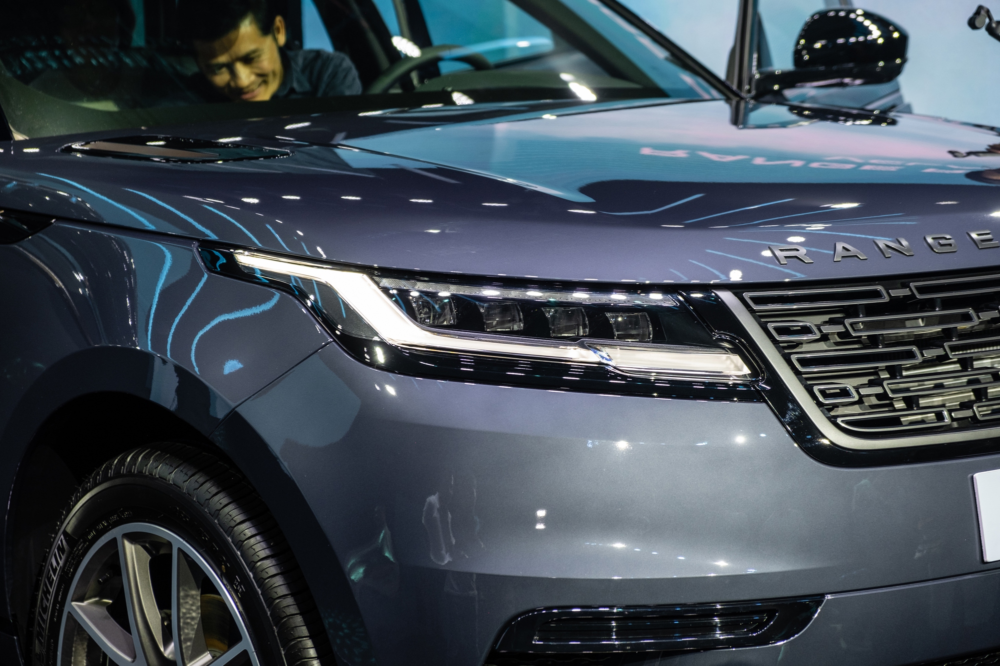 Range Rover Velar 2025 ra mắt Việt Nam: Giá từ hơn 3,7 tỷ, màn hình mới, treo khí nén, mạnh nhất gần 400 mã lực, chạy 64km không cần xăng - Ảnh 9