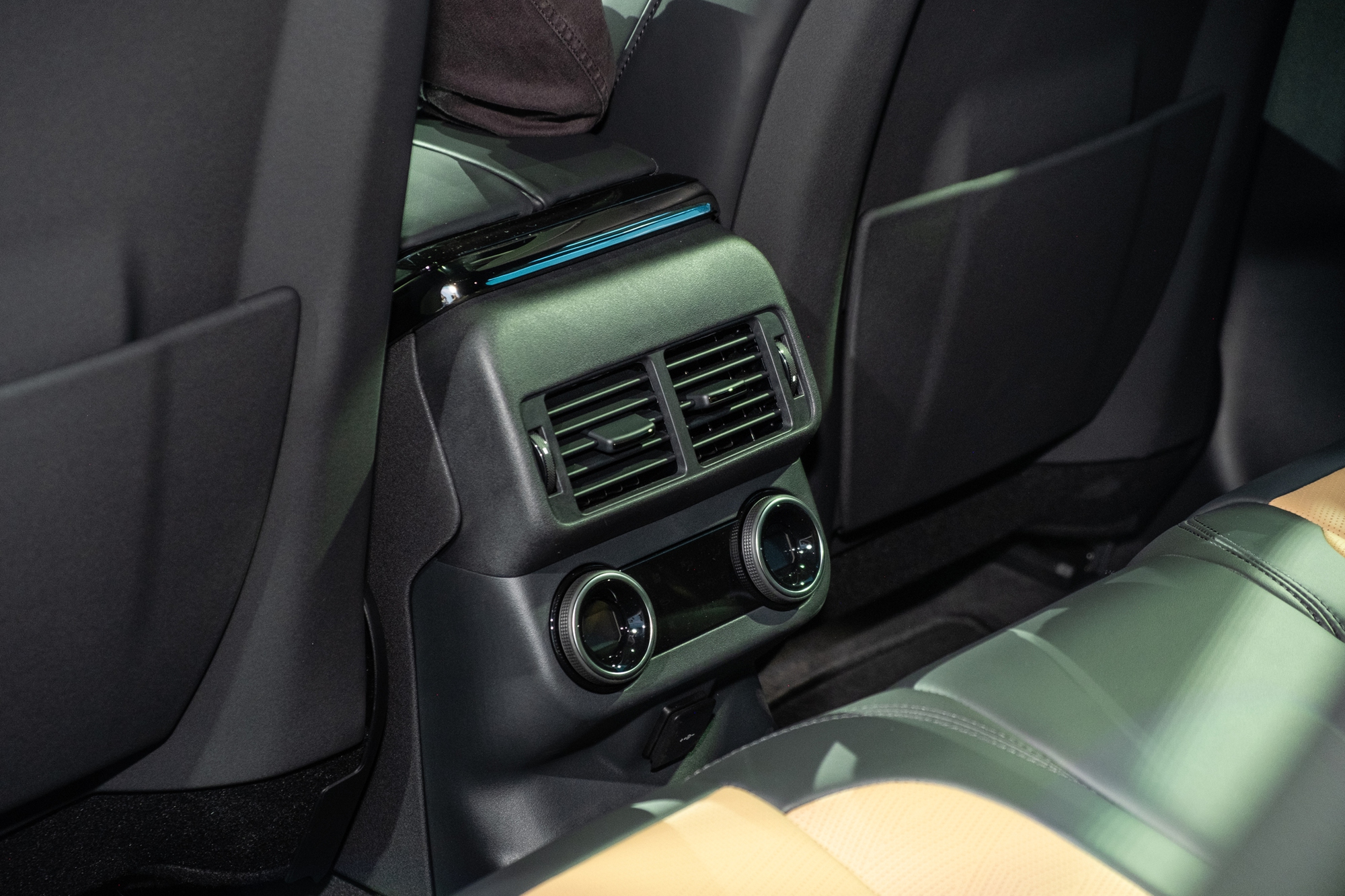 Range Rover Velar 2025 ra mắt Việt Nam: Giá từ hơn 3,7 tỷ, màn hình mới, treo khí nén, mạnh nhất gần 400 mã lực, chạy 64km không cần xăng - Ảnh 22